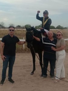 Acompanhado da Embaxatriz do turfe de Sobral Socorro saboia e o sobrinho Pierre, o Embaixador do Turfe Nordestino Guarani Mont 'alverne comemorou a vitória de Pacto Secreto na raia do DCS.